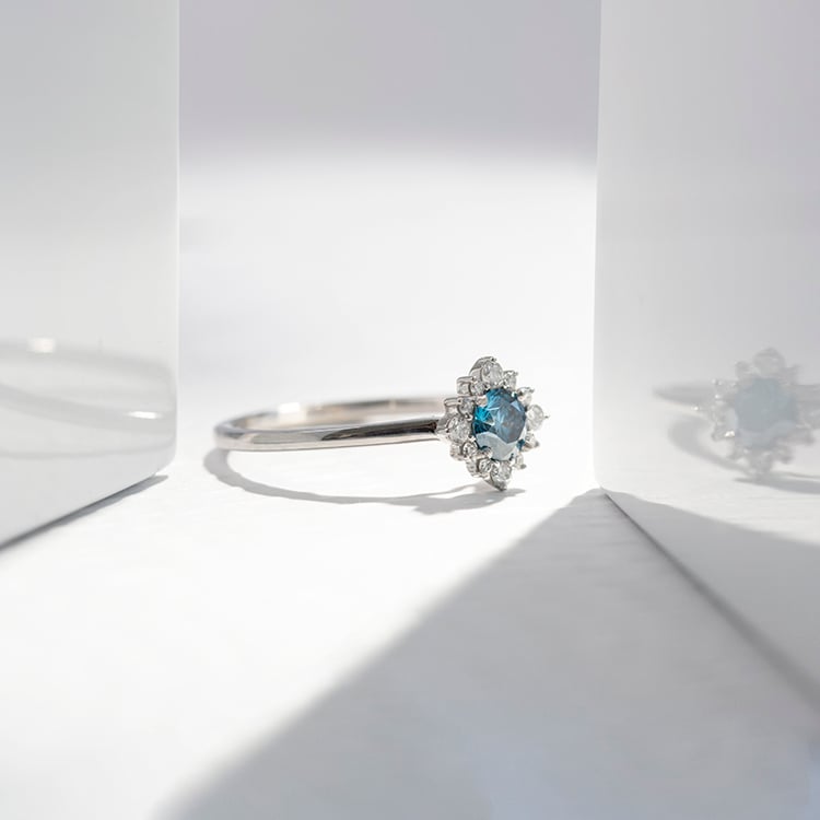 Verlobungsring mit einem IGI zertifizierten 0.31 ct blauen Lab Grown Diamanten Febe 111347