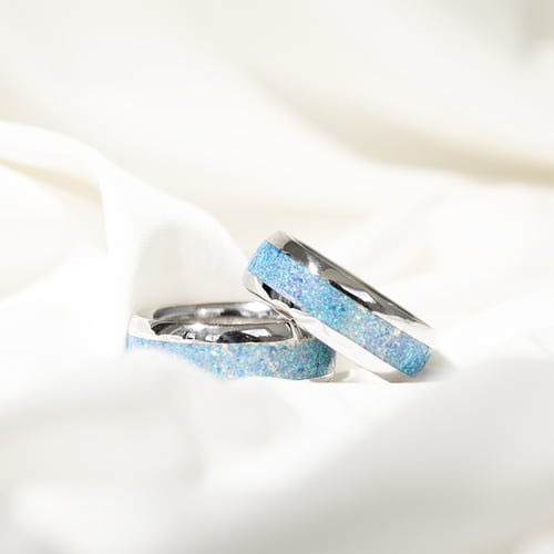 Goldene Eheringe mit blauer Opalfüllung Sariah