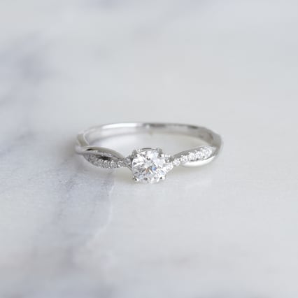 Verlobungsring mit seitlichen Diamanten und Diamant Aliye