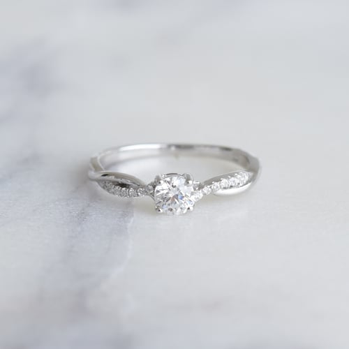 Verlobungsring mit seitlichen Diamanten und Diamant Aliye