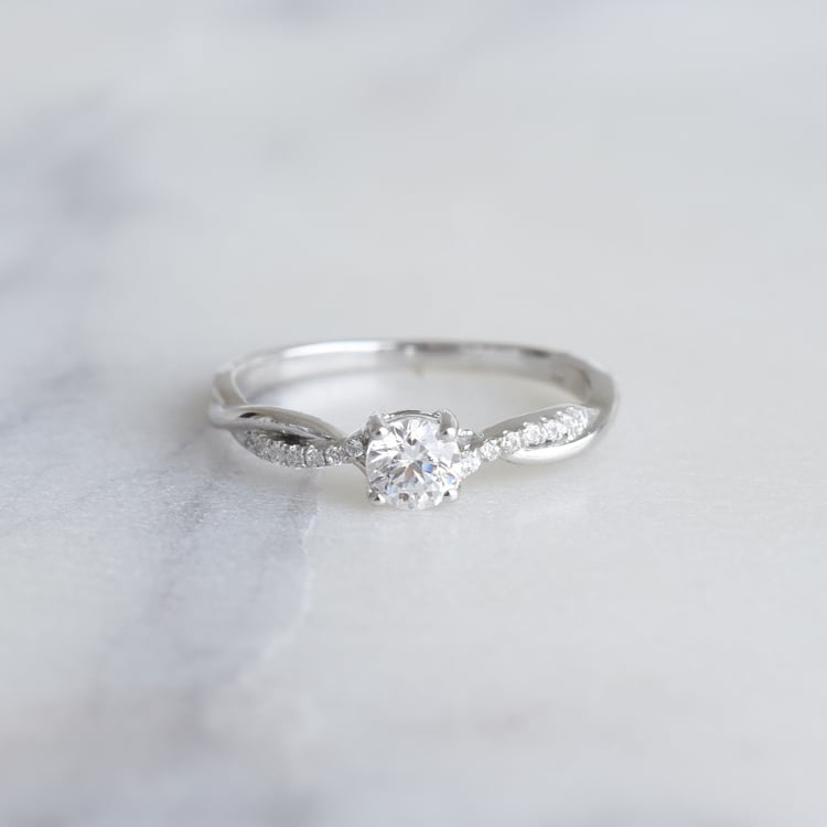 Verlobungsring mit seitlichen Diamanten und Diamant Aliye 86270