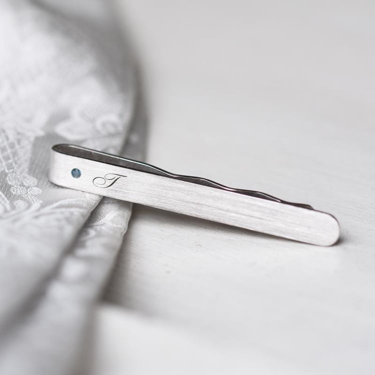 Krawattennadel aus Silber mit blauen Diamanten und Gravur Draco 47754