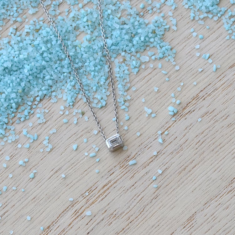 Goldene Halskette GIA zertifizierter Diamant auf dem blauen Hintergrund 62627