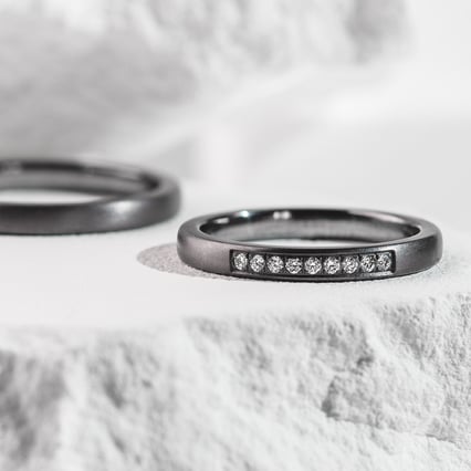 Ring aus Tantal mit Diamanten Rille