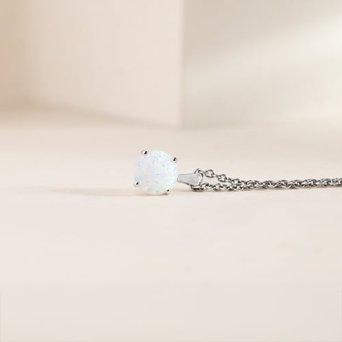 Weißer Opal im goldenen Anhänger Icy