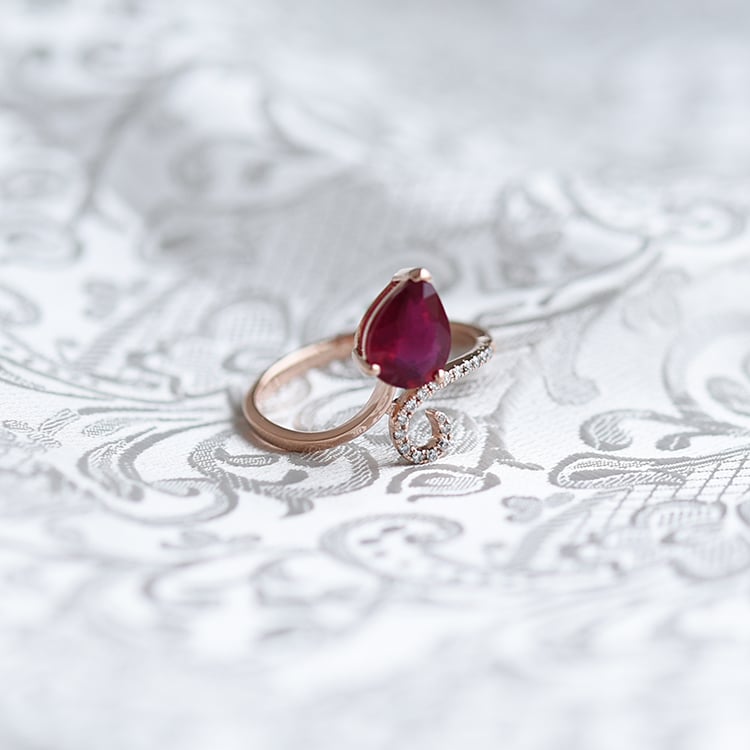 Originella Verlobungsring mit Rubin und Diamanten Cael 64384