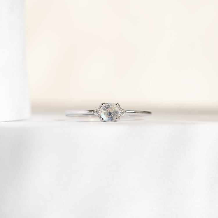 Goldener Verlobungsring mit Mondstein und Diamanten Hye 144150