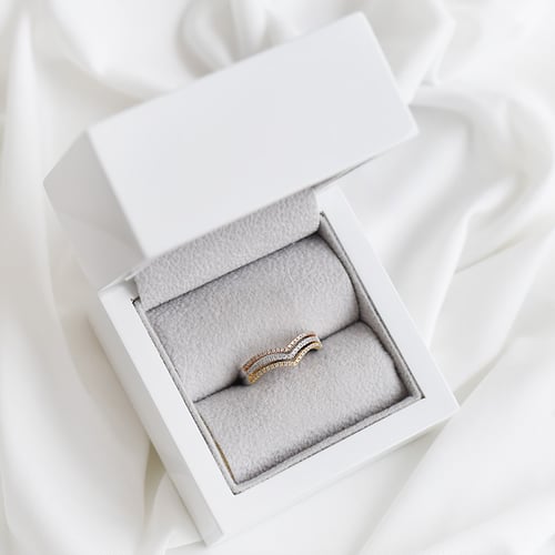 Diamantring im V-Design Saija