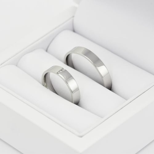 Goldene Eheringe mit Diamanten Pyar