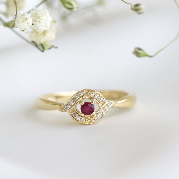 Verlobungsring mit Rubin und Diamanten Nurisa 78190