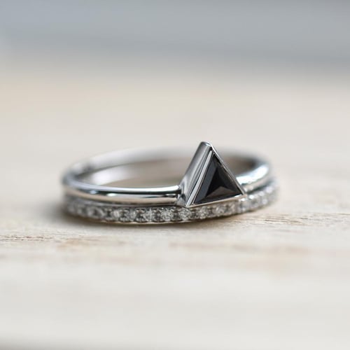 Set mit Eternity-Ring und schwarzem Trillion-Diamantring Begona