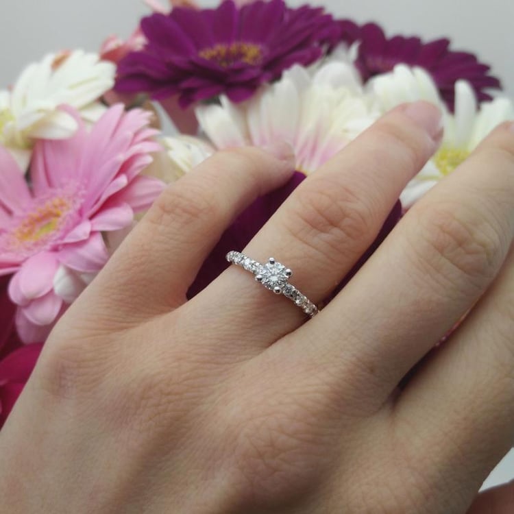 Solitär-Pave Diamant im Verlobungsring aus Gold Megha 11835