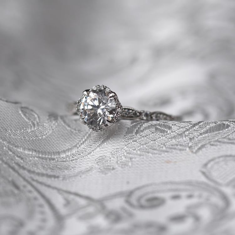 Goldener Verlobungsring mit Diamanten 48184