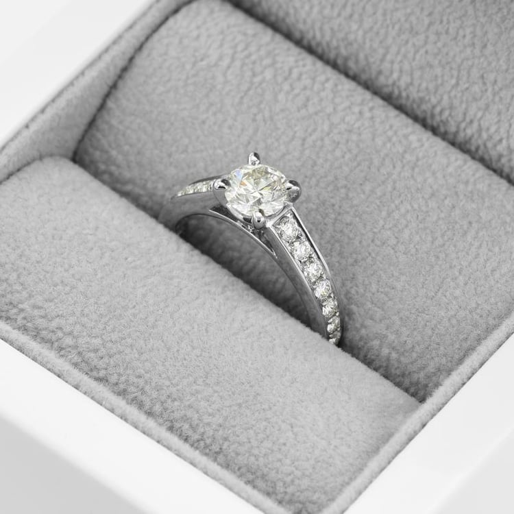 Verlobungsring Platin mit Seitendiamanten 47583