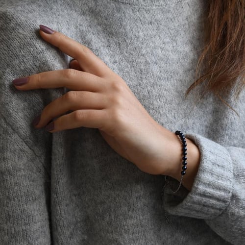 Silbernes Armband mit schwarzen Perlen Cynthia