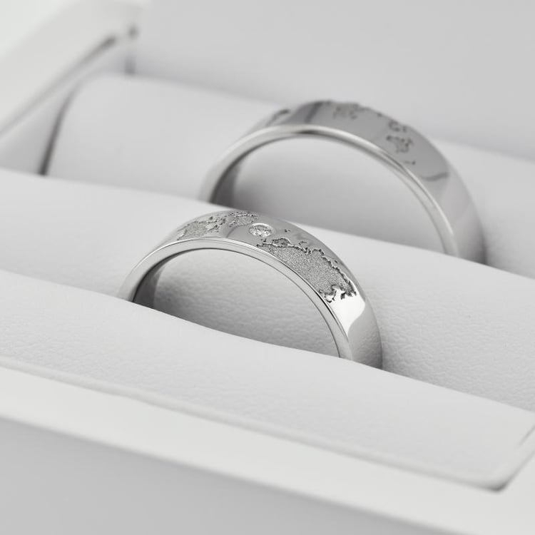 Platin-Trauringe mit Gravur der Kontinente und Diamant Zeoni 76589