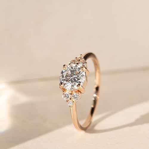 Verlobungsring mit Moissanit und Lab Grown Diamanten Agathe