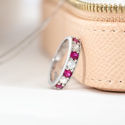 Memoire Ring aus Silber mit Rubinen und Zirkonia