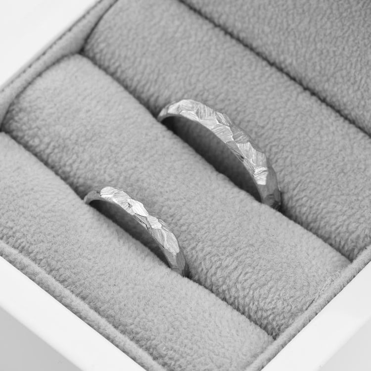 Gehämmerte und gekratzte Trauringe aus Platin Vedette 76608