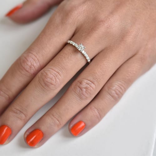 Verlobungsring mit Moissanit und Lab Grown Diamanten Megha