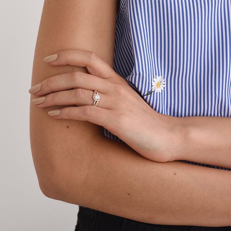 Verlobungsring voll von Diamanten auf dem Damenhand 76042