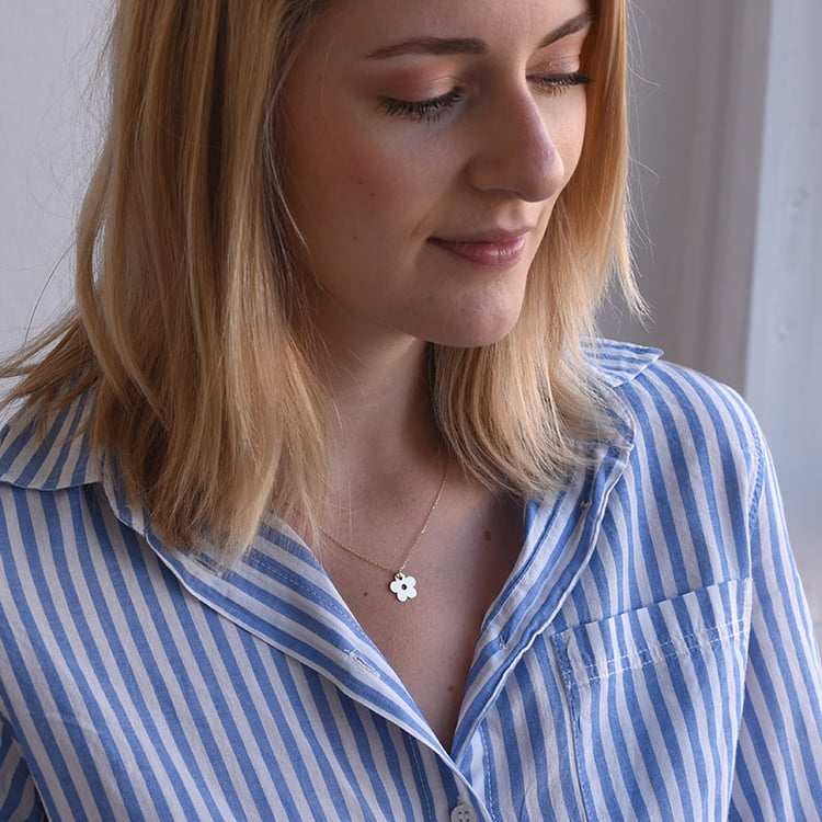 Zarte goldene Halskette mit Anhänger in Blumenform Brilie 67721