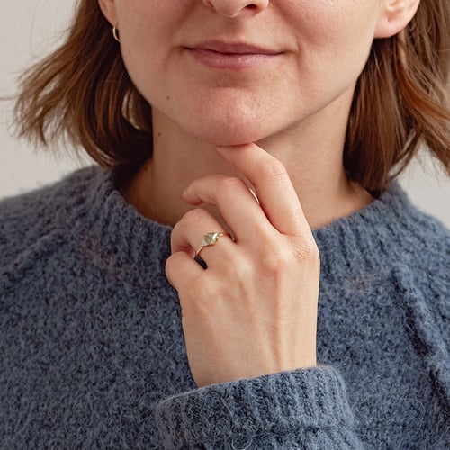Ring mit fünfeckigem Salt and Pepper Diamant Emilija