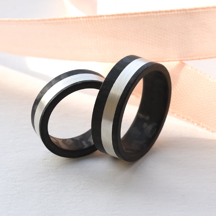 Flache Trauringe aus Carbon und Gold Elealen 77615