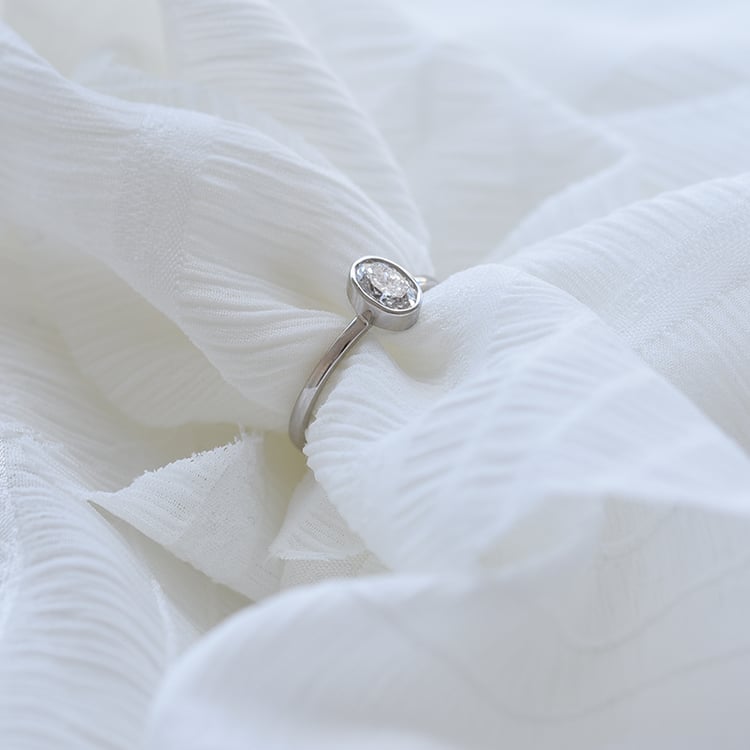 Ring mit Ovalschiff Diamant 62648