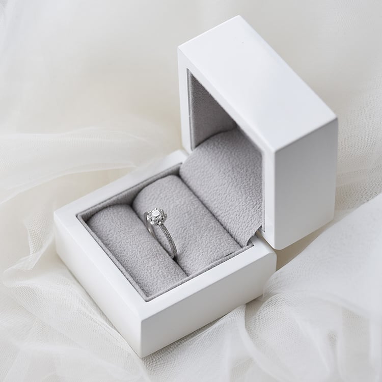 Verlobungsring mit Lab Grown Diamanten in Blumenform Katalin 66045