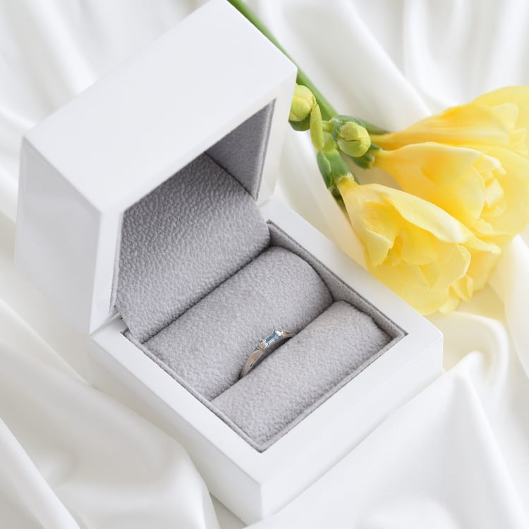 Zarter goldener Ring mit Blautopas Xenia 82370