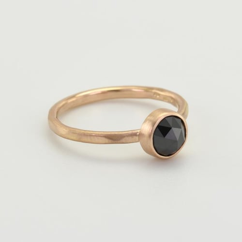 Goldring mit schwarzem Rosenschliff-Diamant Cleve
