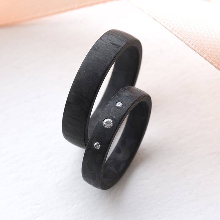 Abgerunde Trauringe aus Carbon mit drei Diamanten Azaliah 77519