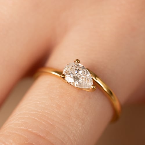 Unkonventioneller Verlobungsring mit einem Diamanten Hazel