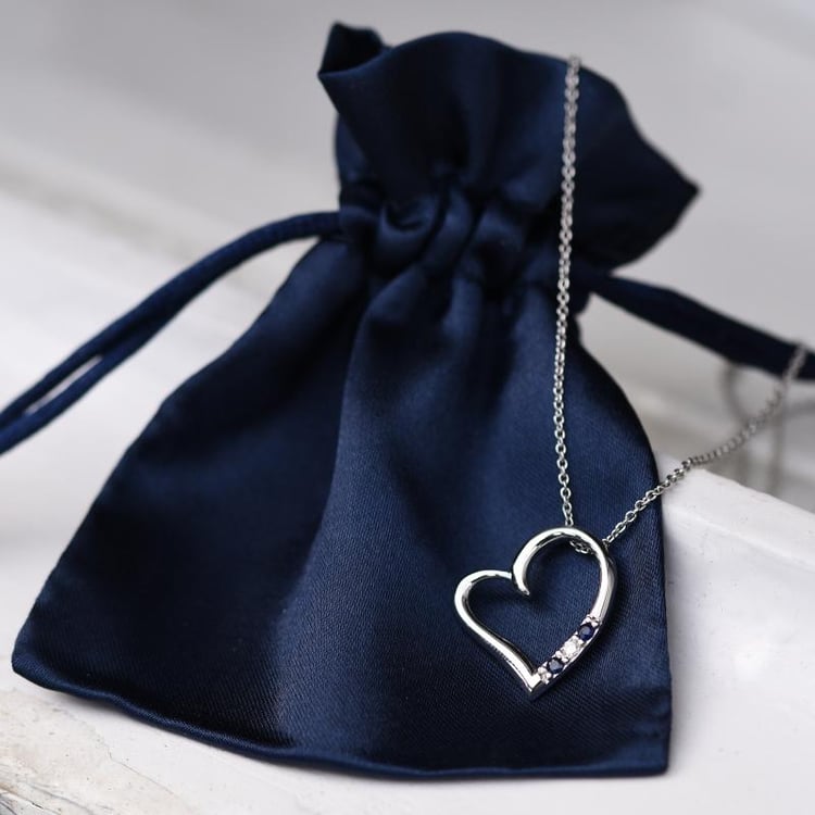 Silberner Anhänger mit einem Herzen mit Saphiren und einem Diamanten Tanish 103518