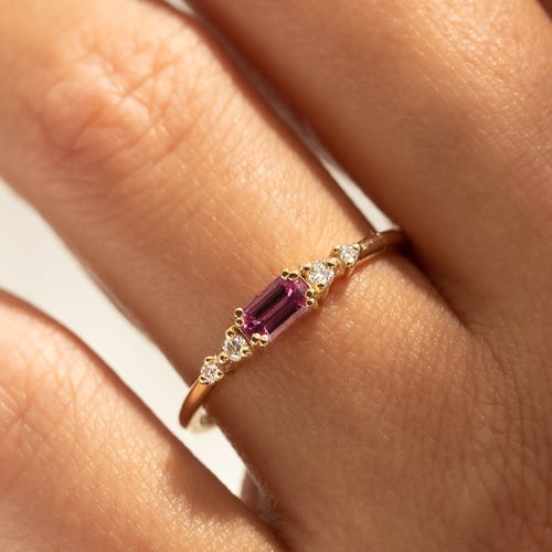 Ring mit Saphir in Emerald Form und Diamanten Taia