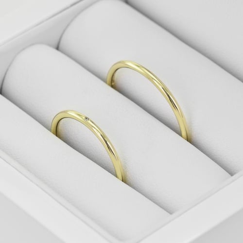 Dezente Trauringe aus Gold mit Diamant Alays