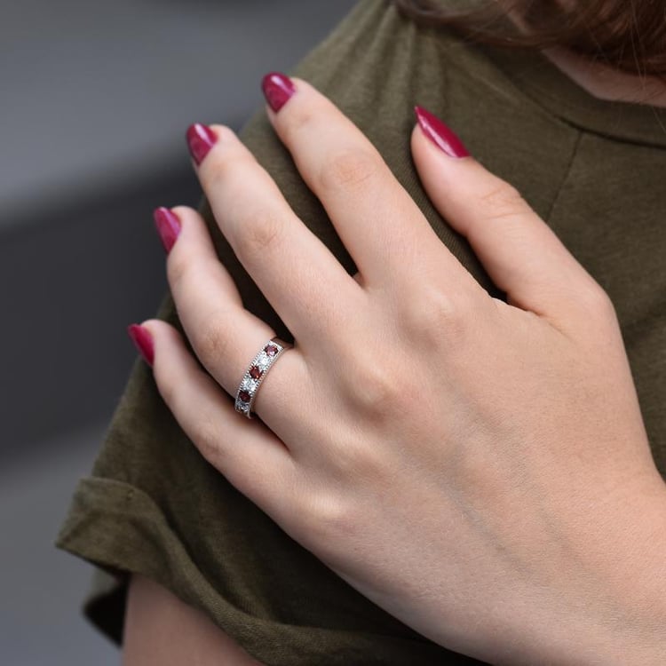 Silberner Eternity-Ring mit Granaten Ednah 31440