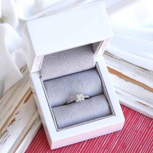 Vintage-Ring mit glänzenden Diamanten Venera