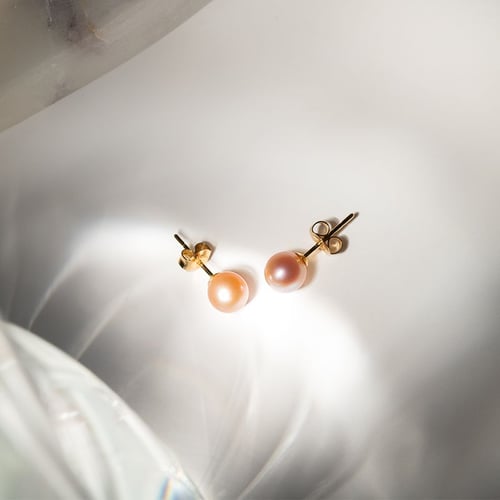 Goldene Ohrstecker mit pfirsichfarbenen Perlen Dione