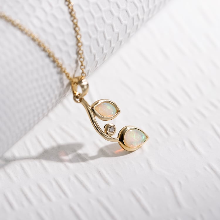 Opalanhänger in Blattform mit Diamanten Daria 110327