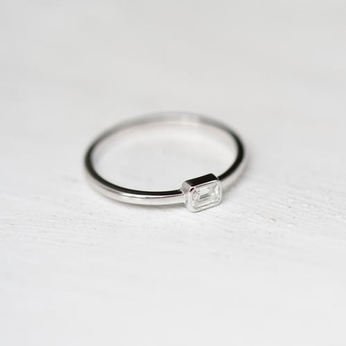 Goldener Verlobungsring mit Baguette Diamant Scaelola