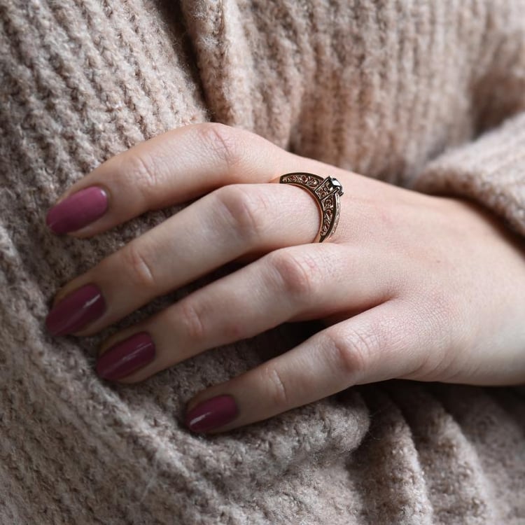 Finger mit Vintage Ring mit schwarzem Diamanten 39152