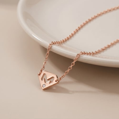 Goldkette mit dem Buchstaben M Lary
