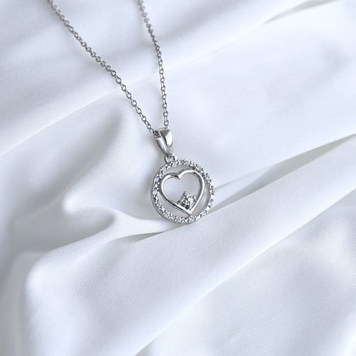 Romantischer Anhänger mit Diamanten Karoline