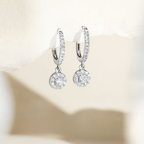 Silberne runde Ohrringe mit 0.09ct natürlichen Diamanten Namita