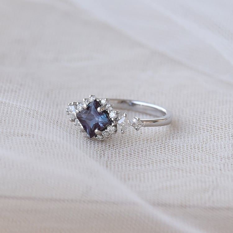 Verlobungsring mit Alexandrit und Moissaniten Medrie 68931