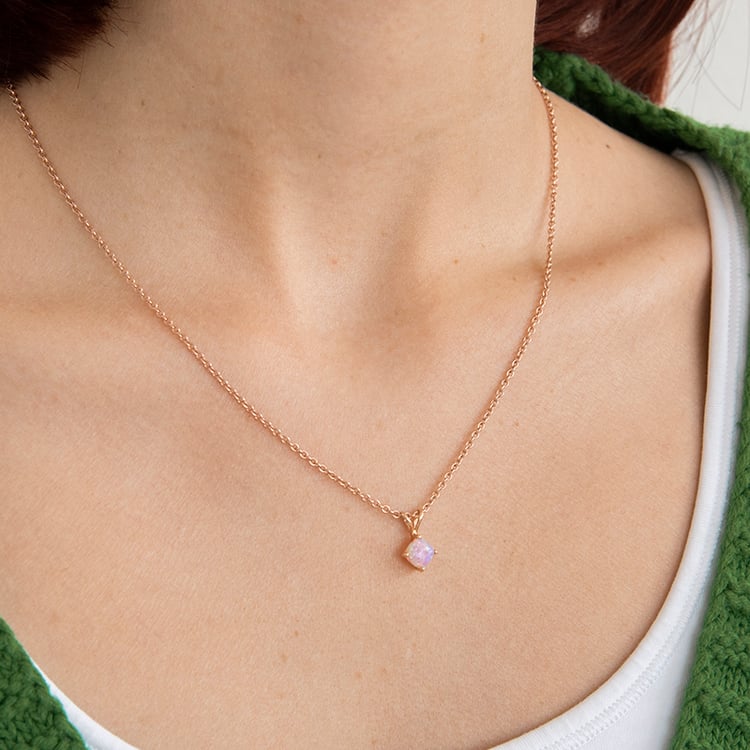 Goldener Anhänger mit rosa Kissenschliff Opal Emyr 109402