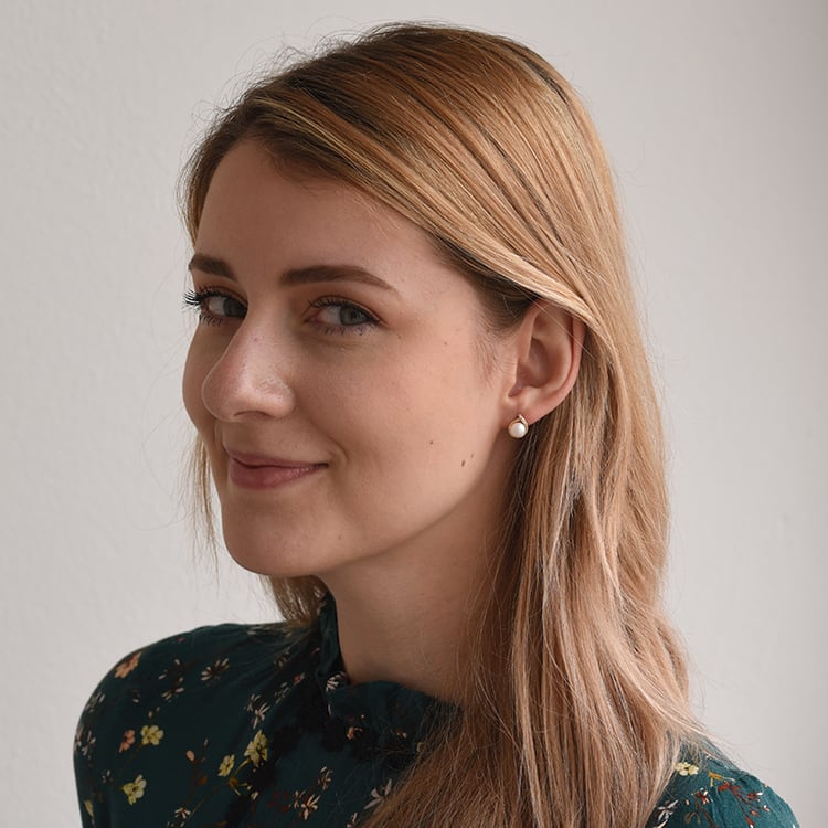 Dame mit Perlenohrringe 63773