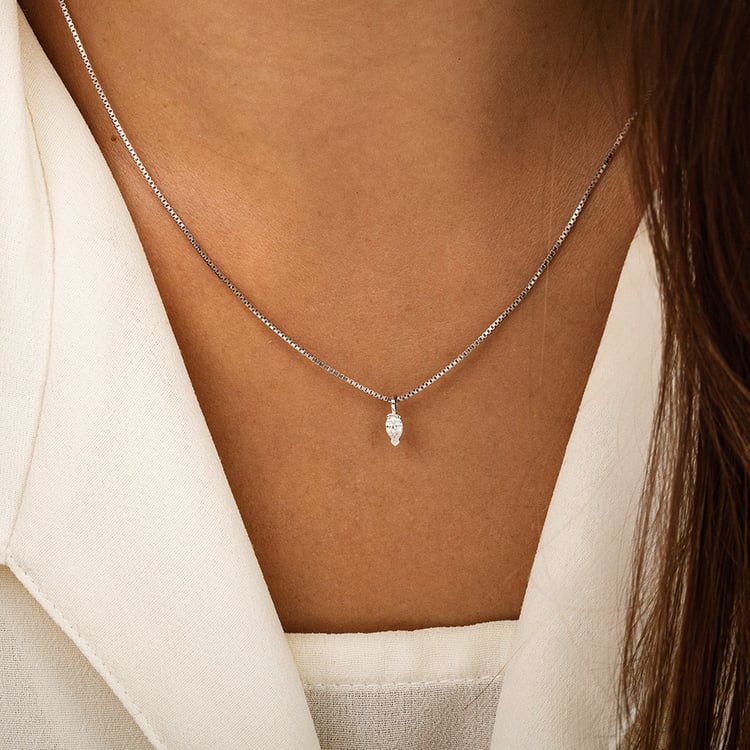 Minimalistischer Anhänger aus Gold mit einem Lab Grown Diamanten in Birnenform Malena 163117